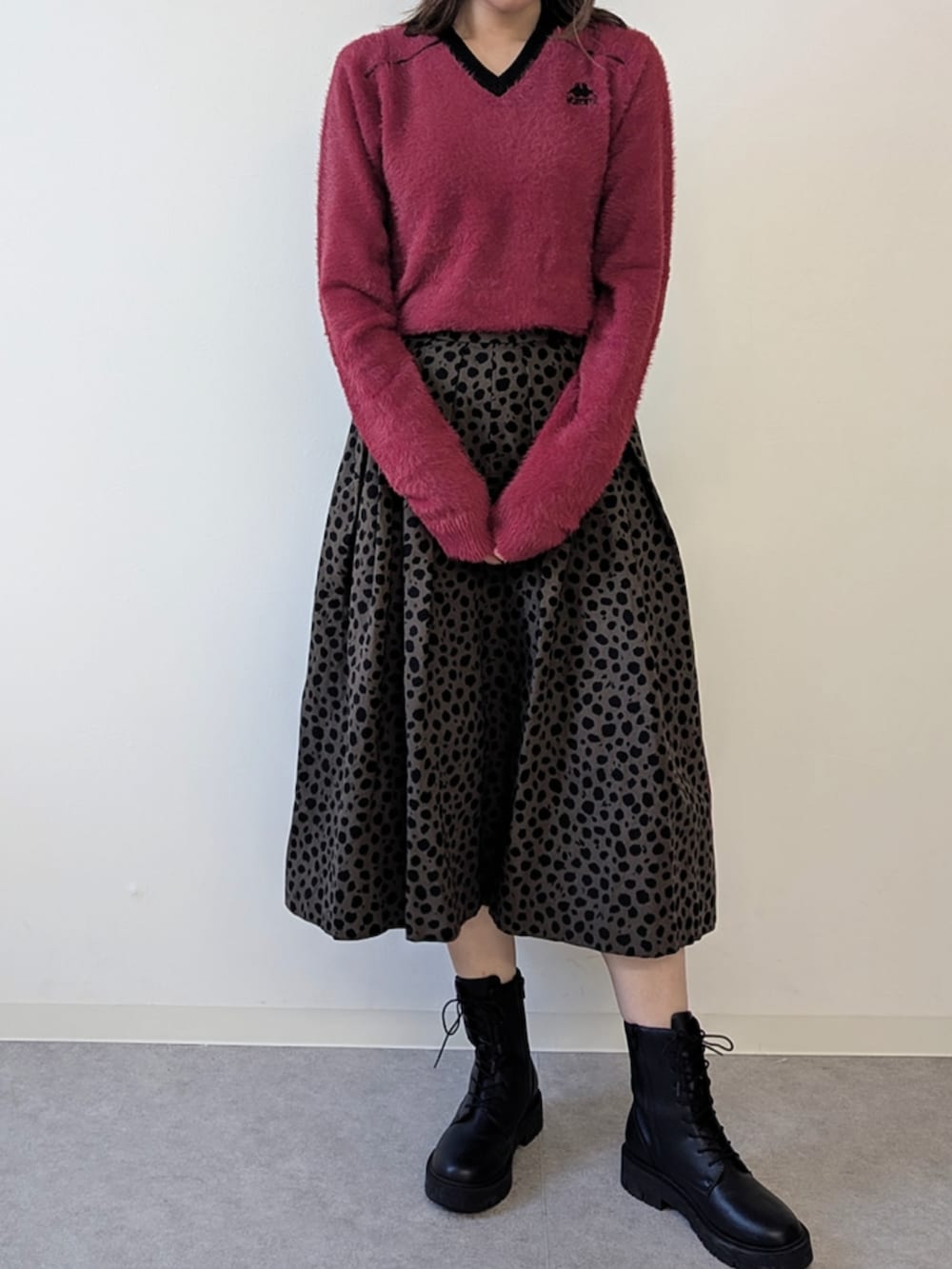 レッド系のTシャツ/カットソーを着用したレディースの冬コーディネートの3枚目の写真