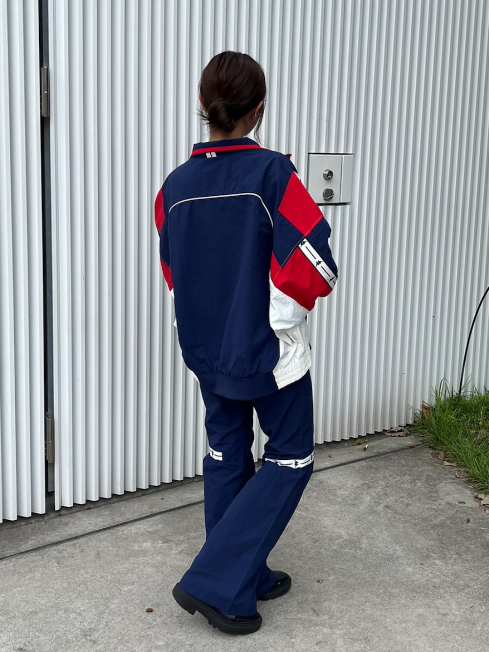 「ナイロンジャケット、トラックジャケット、フレアパンツ、ジャージ、ジャージーパンツ、ブルゾン、ナイロンパンツ、ネイビー、KAPPA、ゴアブーツ、セットアップ、低身長、骨格ウェーブ、スポーツミックス」｜「Kappaのトラックジャケット（ジャージ、ブルー系）」を使った、Kappa staffさん（レディース・150cm）の冬コーディネートの5枚目の写真