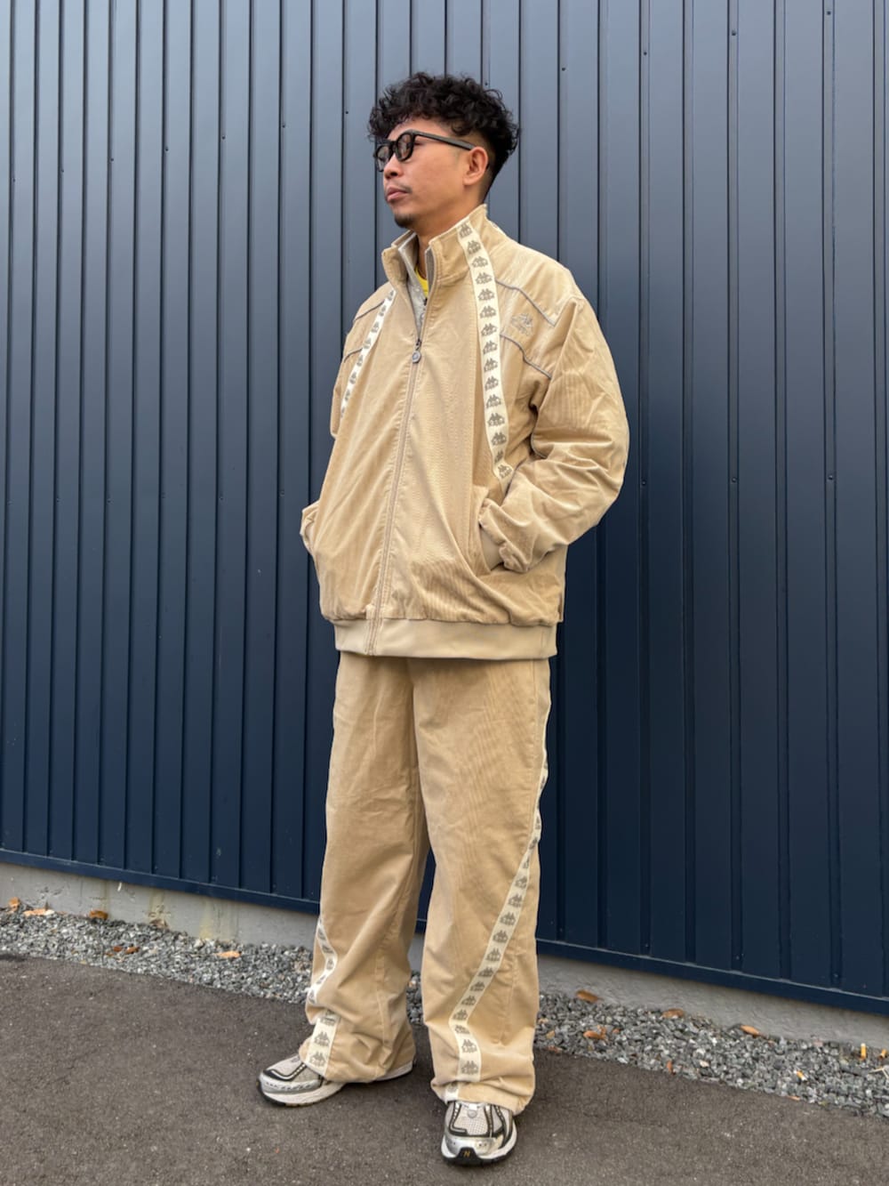 ホワイト系のその他パンツ、ホワイト系のジャージを着用したメンズの冬コーディネートの2枚目の写真