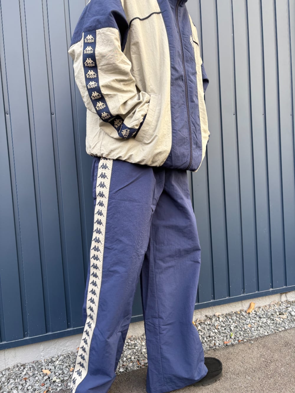 ブルー系のその他パンツ、ブルー系のジャージを着用したメンズの冬コーディネートの7枚目の写真