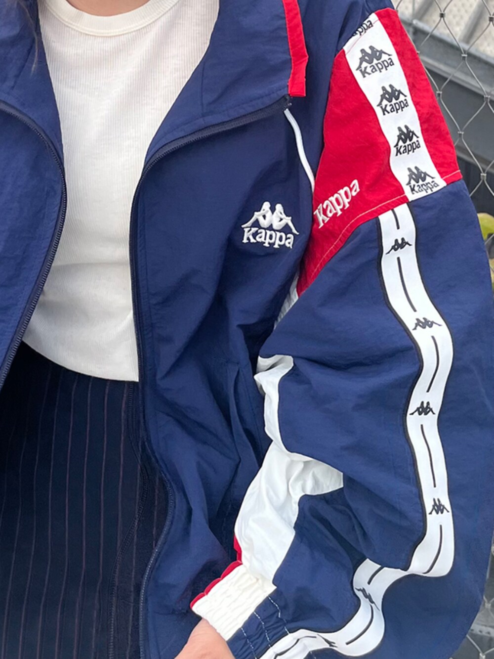 グリーン系のジャージ、ブルー系のジャージ、ブルー系のスカートを着用したレディースの秋コーディネートの4枚目の写真