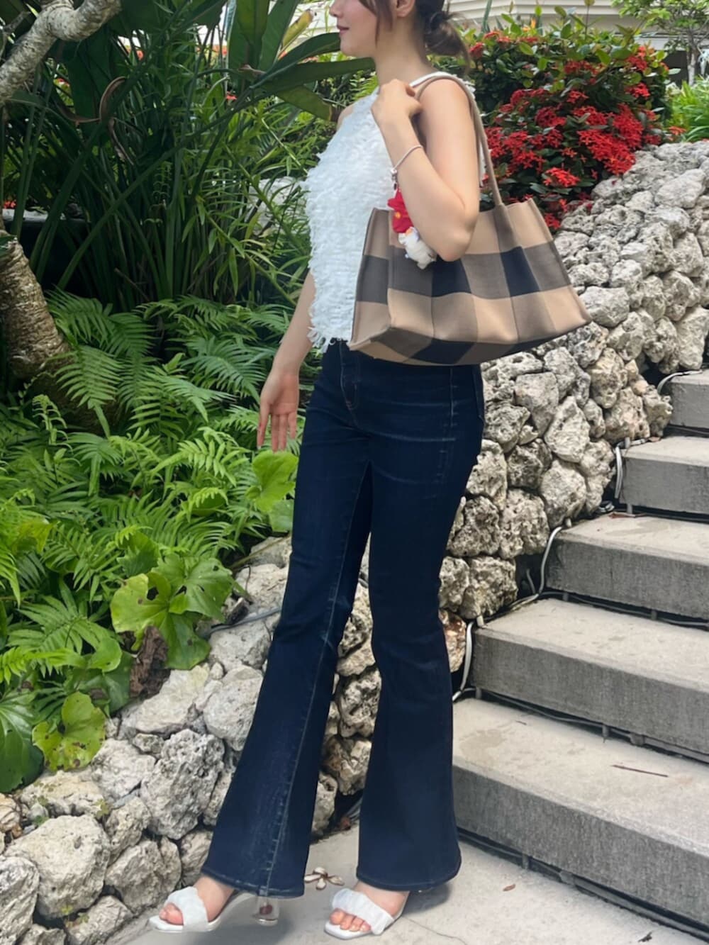 ホワイト系のシャツ/ブラウスを着用したレディースの夏コーディネートの2枚目の写真