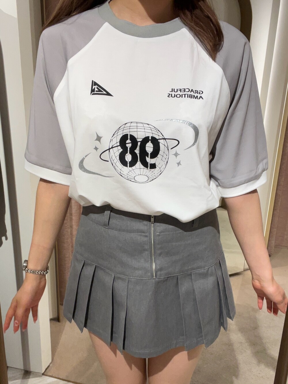 グレー系のTシャツ/カットソー、グレー系のスカートを着用したレディースの夏コーディネートの4枚目の写真