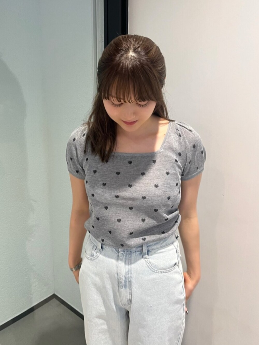 ブルー系のデニムパンツ、ホワイト系のサンダル、グレー系のTシャツ/カットソーを着用したレディースの夏コーディネートの4枚目の写真