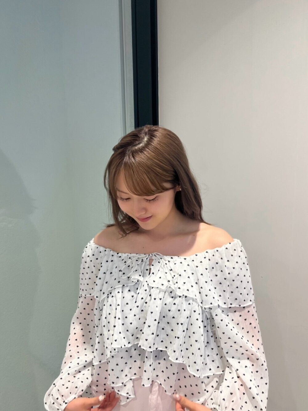 ピンク系のデニムパンツ、ホワイト系のシャツ/ブラウスを着用したレディースの夏コーディネートの5枚目の写真