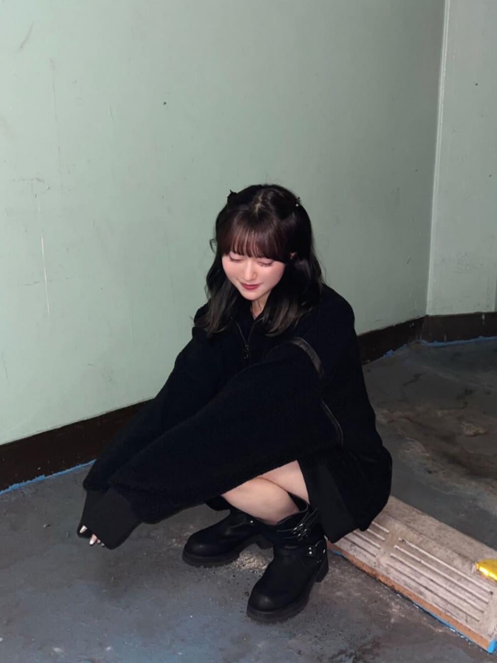 ブラック系のブーツ、ブラック系のスウェットを着用したレディースの秋コーディネートの4枚目の写真