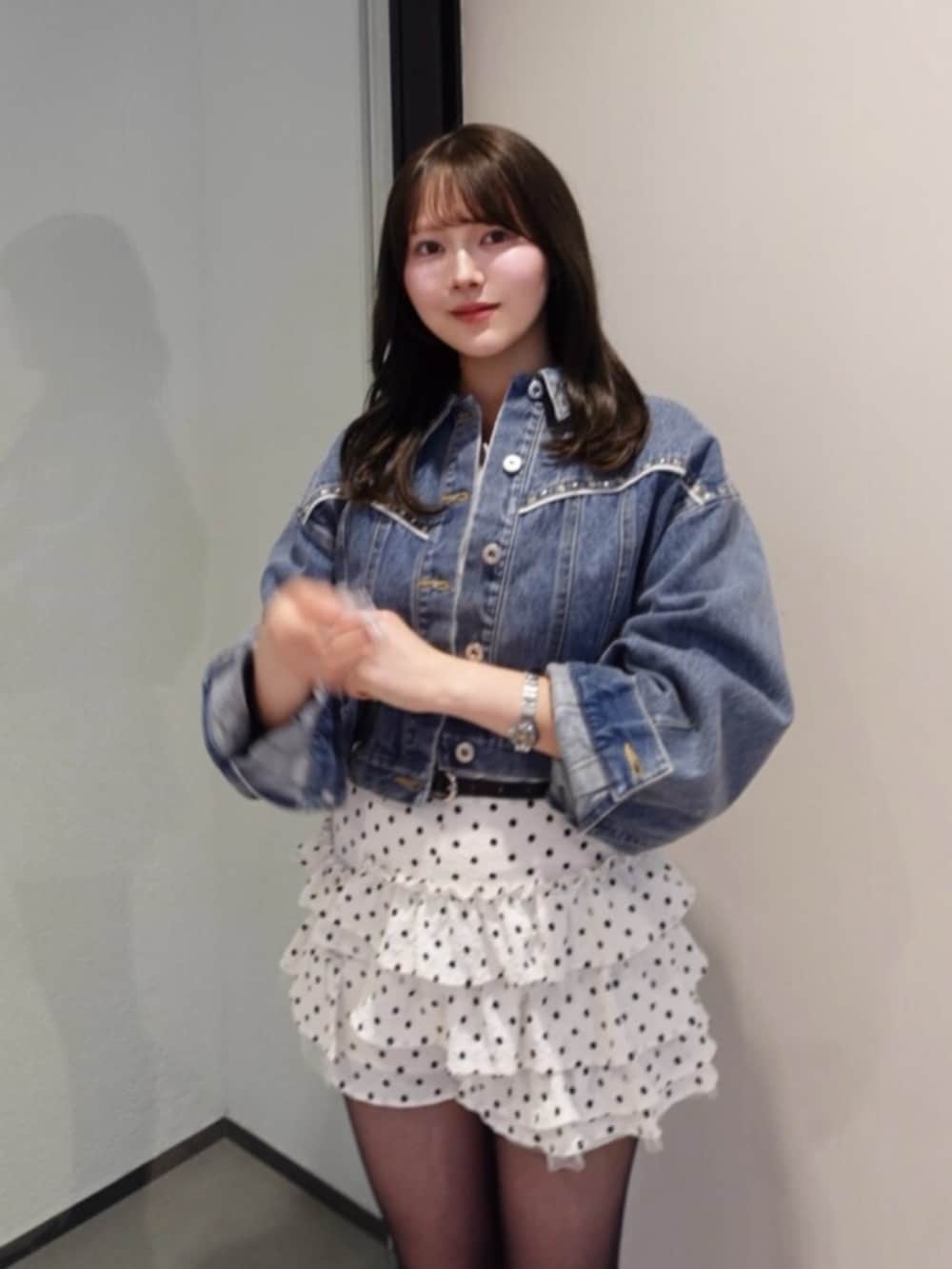 ホワイト系のその他パンツ、ブルー系のデニムジャケット、ホワイト系のTシャツ/カットソーを着用したレディースの春コーディネートの4枚目の写真