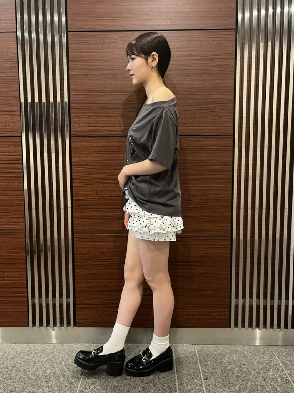 グレー系のTシャツ/カットソー、ホワイト系のその他パンツを着用したレディースの夏コーディネートの2枚目の写真