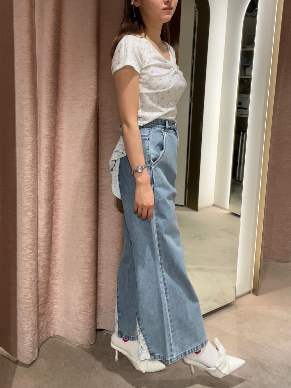 ブルー系のデニムパンツ、ホワイト系のサンダル、ブルー系のTシャツ/カットソーを着用したレディースの夏コーディネートの2枚目の写真