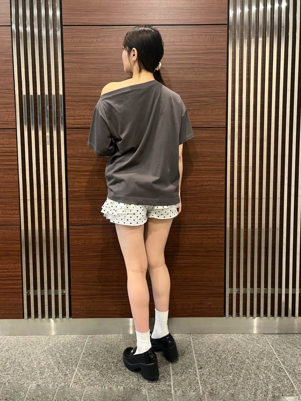 グレー系のTシャツ/カットソー、ホワイト系のその他パンツを着用したレディースの夏コーディネートの3枚目の写真