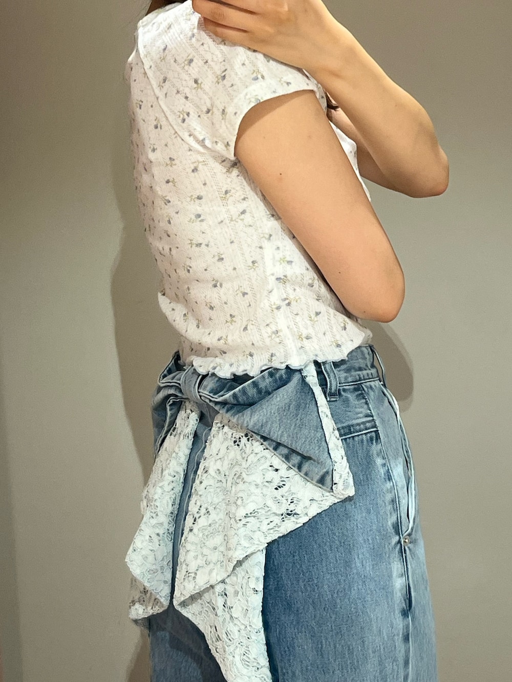 ブルー系のデニムパンツ、ホワイト系のサンダル、ブルー系のTシャツ/カットソーを着用したレディースの夏コーディネートの4枚目の写真