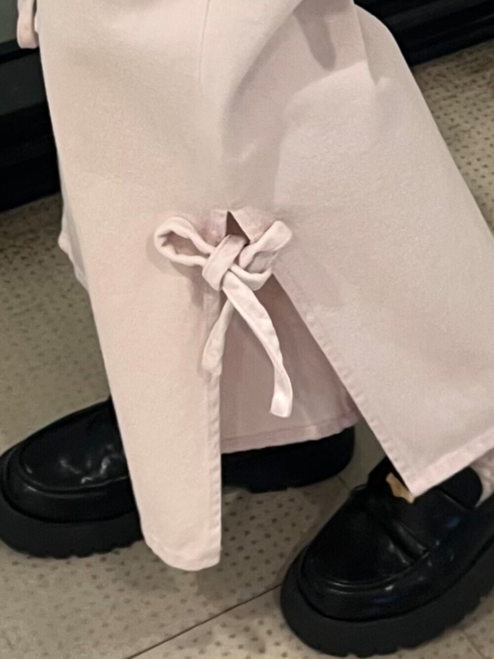 ピンク系のデニムパンツ、ホワイト系のシャツ/ブラウスを着用したレディースの夏コーディネートの4枚目の写真