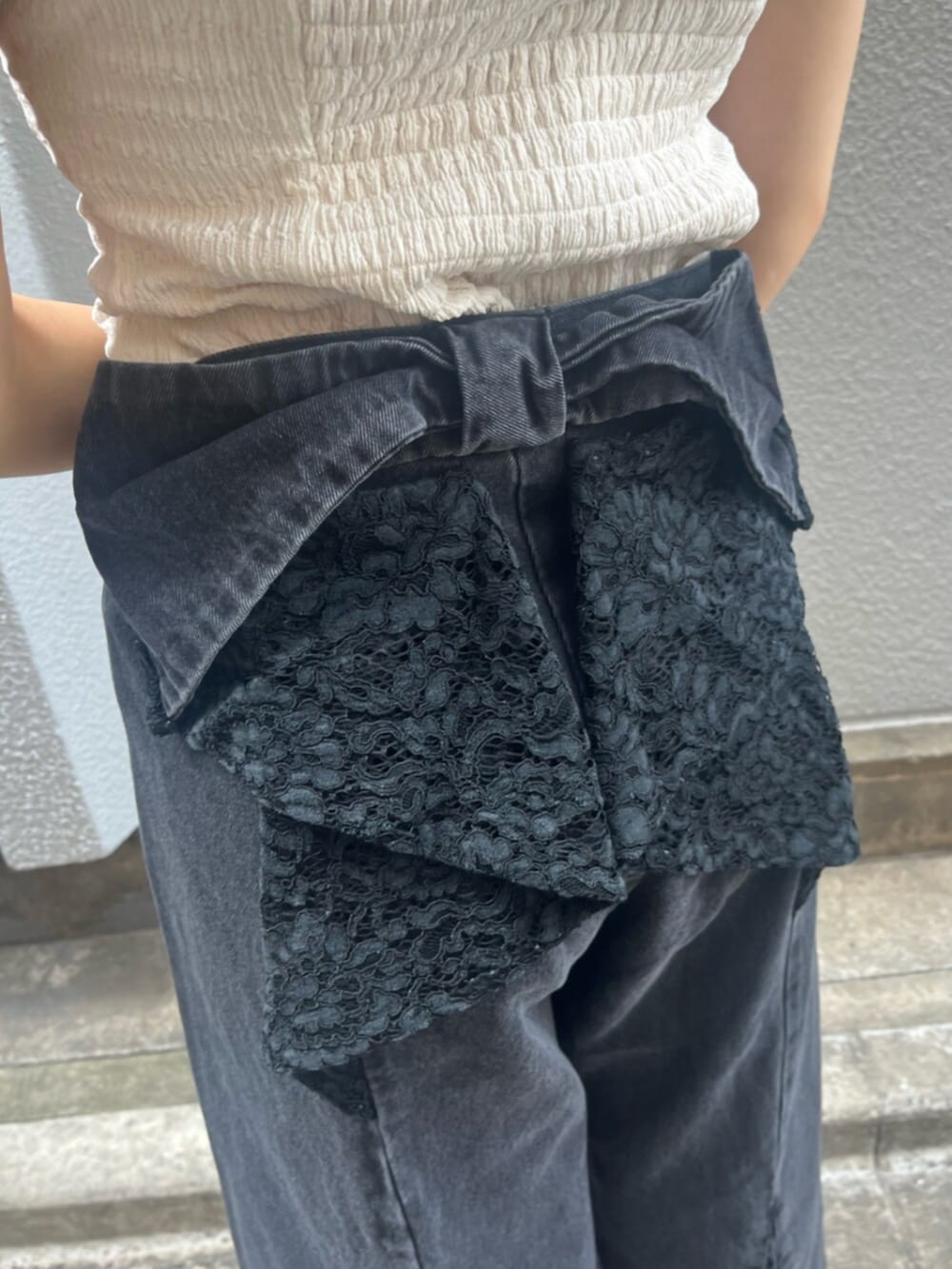 ホワイト系のサンダル、ホワイト系のシャツ/ブラウス、ブラック系のデニムパンツを着用したレディースの秋コーディネートの4枚目の写真