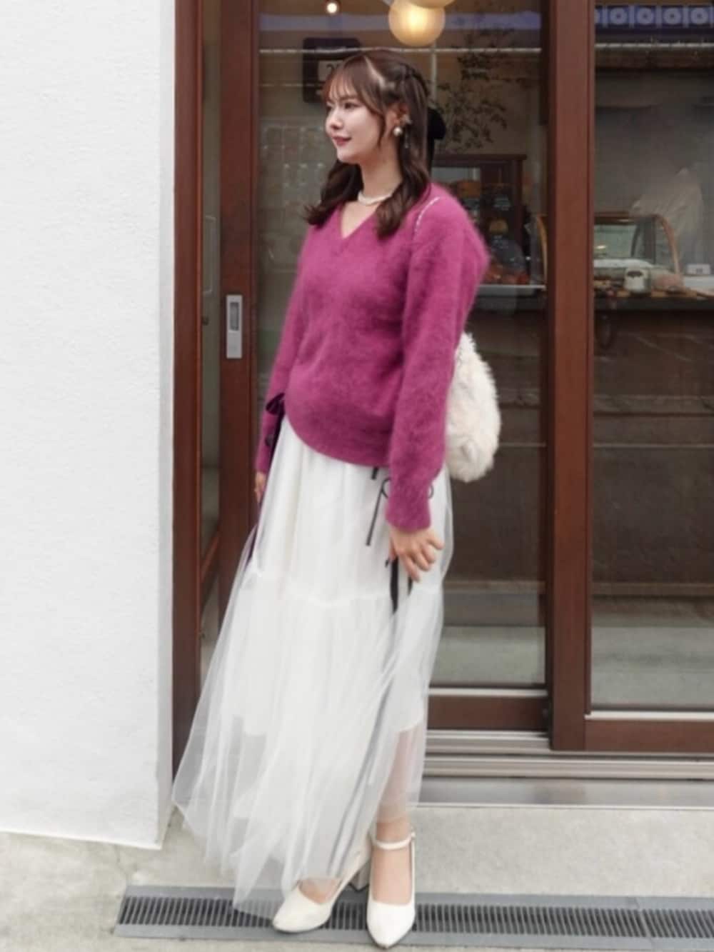 ホワイト系のスカートを着用したレディースの秋コーディネートの2枚目の写真