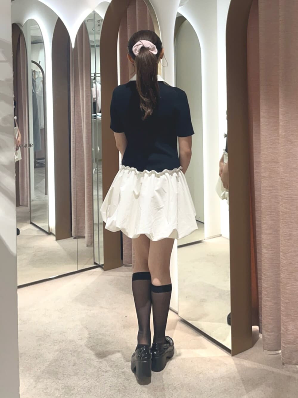 ブラック系のワンピースを着用したレディースの夏コーディネートの3枚目の写真