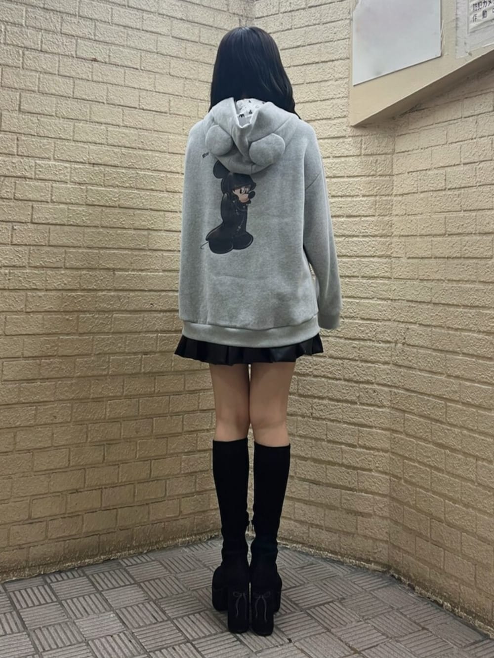 ブラック系のブーツ、ブラック系のスカート、グレー系のスウェットを着用したレディースの秋コーディネートの3枚目の写真