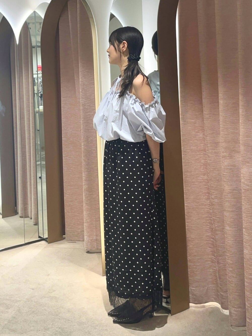 ブラウン系のサンダル、ブルー系のシャツ/ブラウス、ブラック系のスカートを着用したレディースの夏コーディネートの2枚目の写真