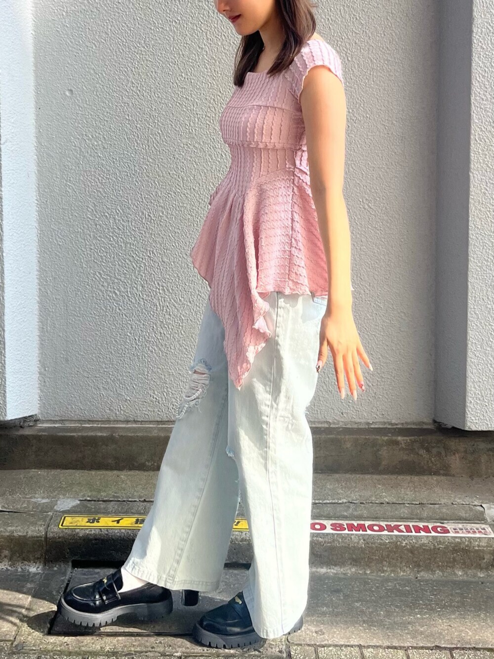 ブルー系のデニムパンツ、ピンク系のTシャツ/カットソーを着用したレディースの夏コーディネートの2枚目の写真