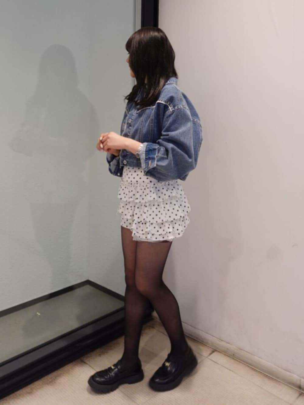 ホワイト系のその他パンツ、ブルー系のデニムジャケット、ホワイト系のTシャツ/カットソーを着用したレディースの春コーディネートの2枚目の写真