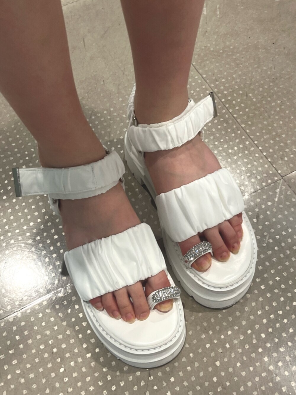 ブラック系のワンピース、ホワイト系のシャツ/ブラウス、ホワイト系のサンダルを着用したレディースの春コーディネートの4枚目の写真