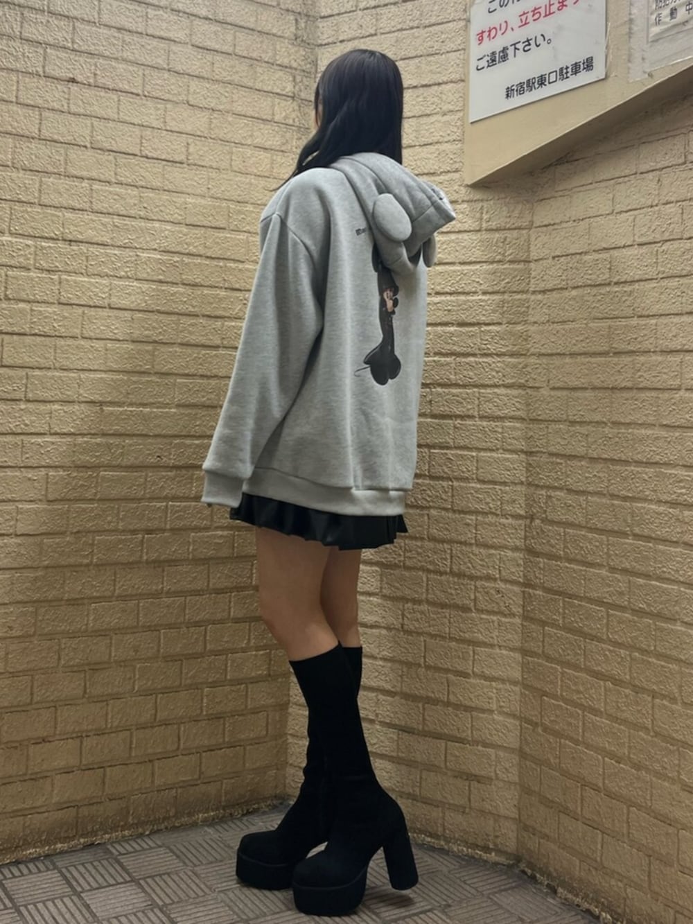 ブラック系のブーツ、ブラック系のスカート、グレー系のスウェットを着用したレディースの秋コーディネートの2枚目の写真