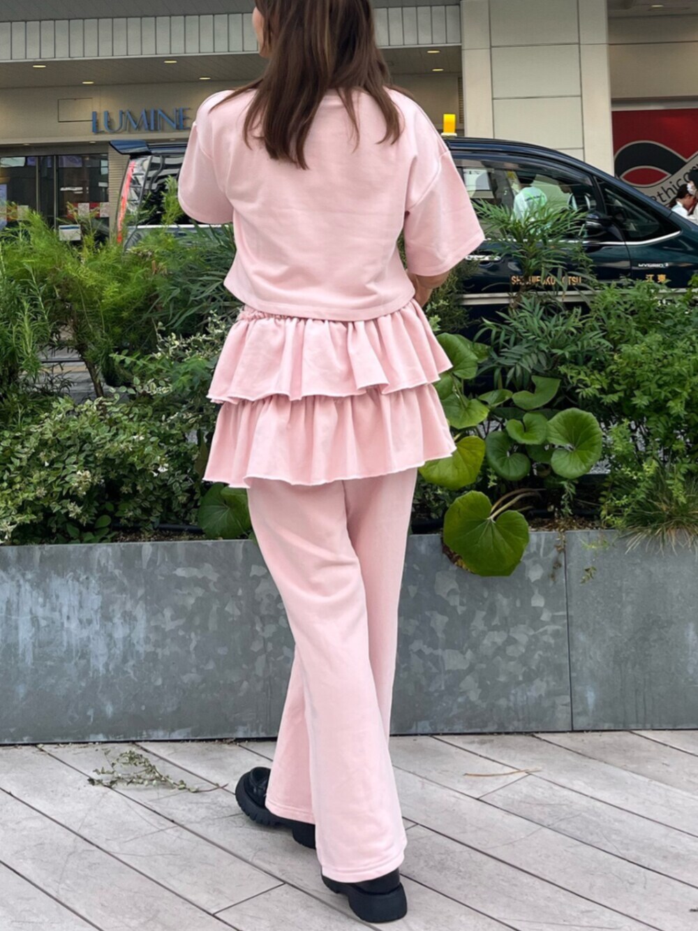 ピンク系のスウェット、ピンク系のスウェットパンツを着用したレディースの夏コーディネートの3枚目の写真