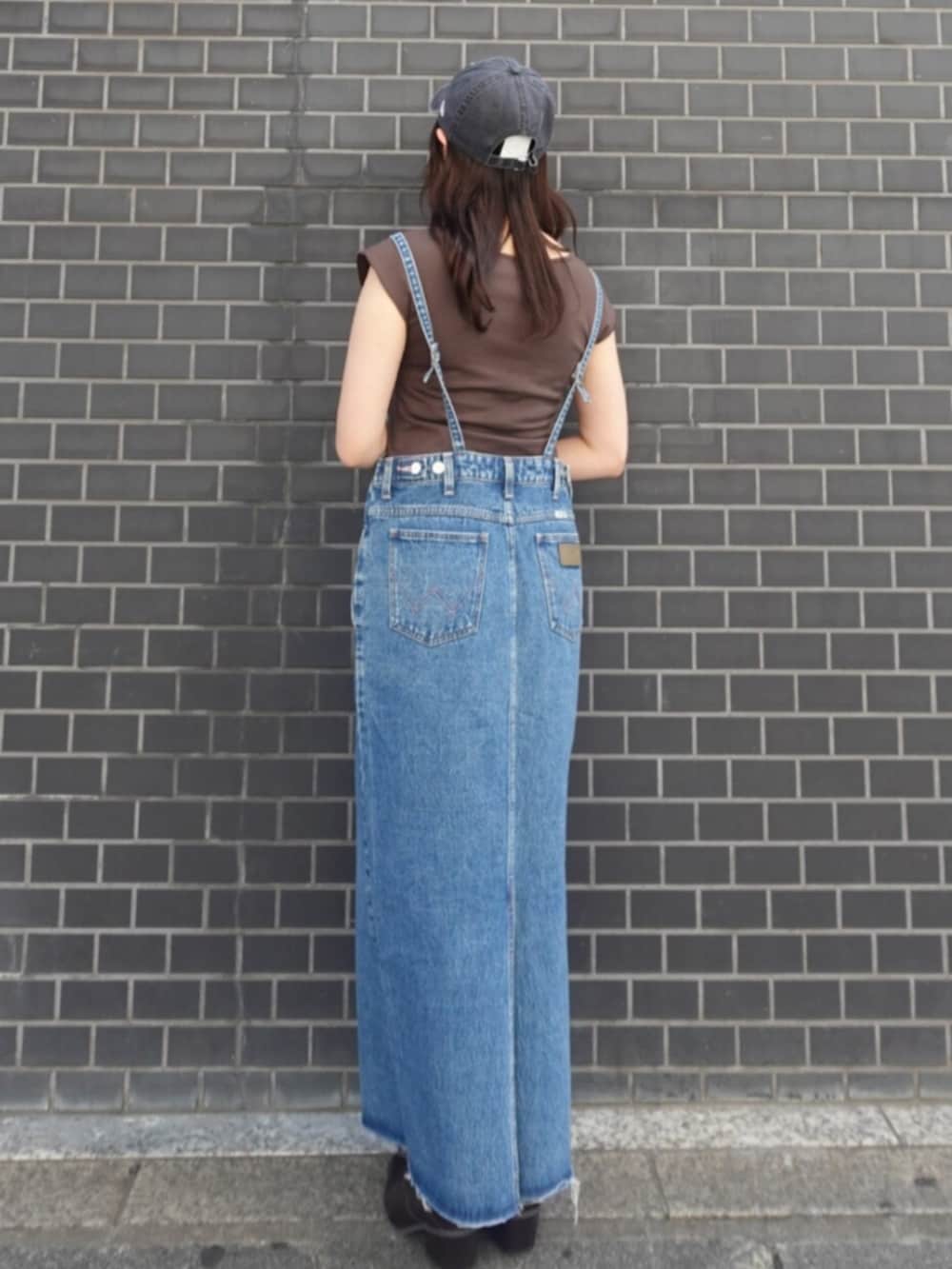 ブラウン系のブーツ、ブラウン系のTシャツ/カットソー、ブルー系のワンピースを着用したレディースの春コーディネートの3枚目の写真