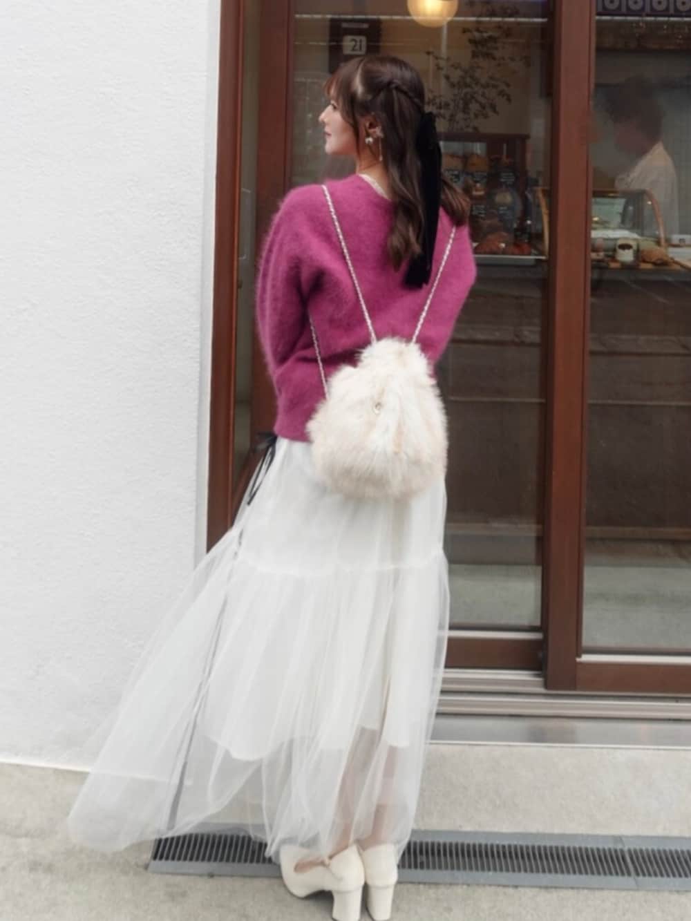 ホワイト系のスカートを着用したレディースの秋コーディネートの3枚目の写真