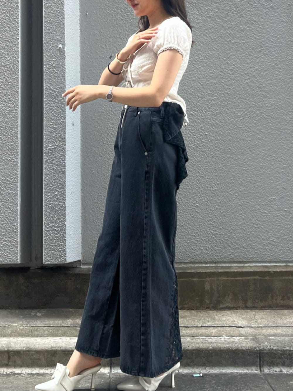 ホワイト系のサンダル、ホワイト系のシャツ/ブラウス、ブラック系のデニムパンツを着用したレディースの秋コーディネートの2枚目の写真