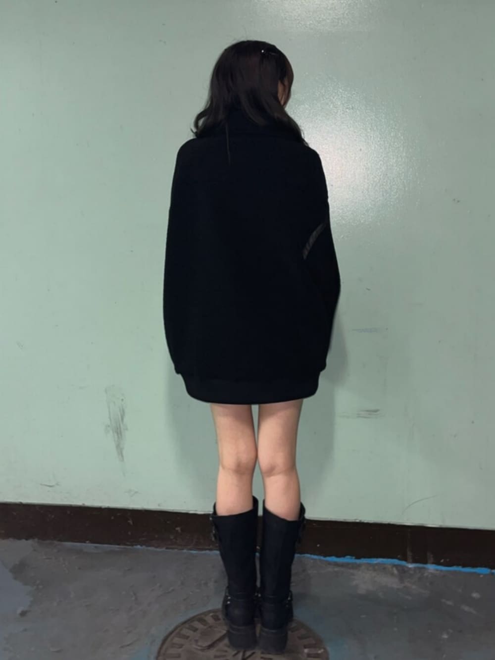 ブラック系のブーツ、ブラック系のスウェットを着用したレディースの秋コーディネートの3枚目の写真