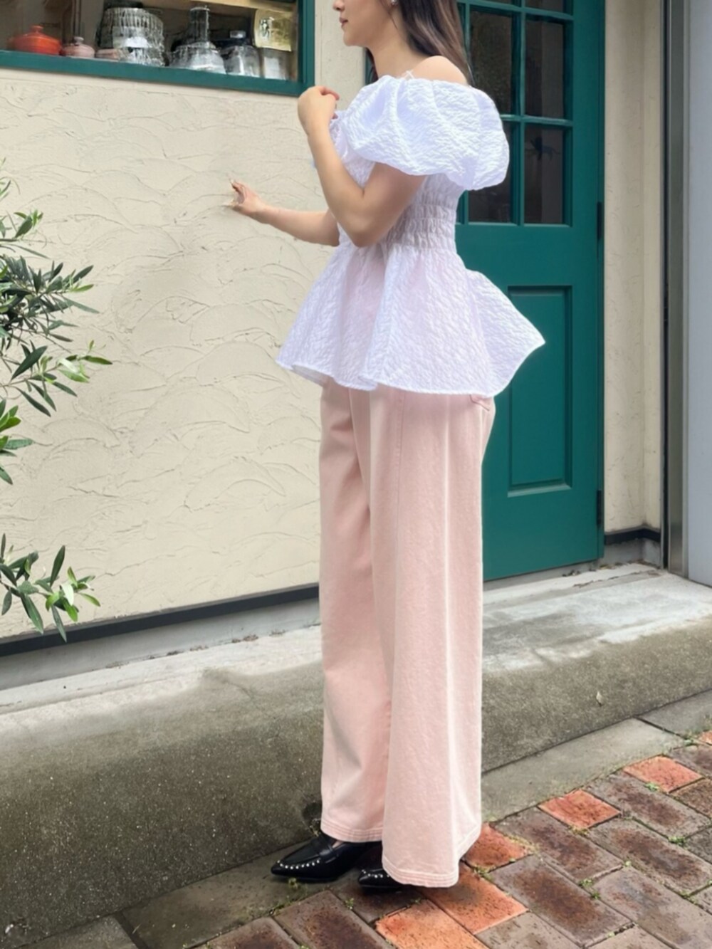 ブラック系のサンダル、ピンク系のデニムパンツ、ピンク系のシャツ/ブラウスを着用したレディースの夏コーディネートの2枚目の写真