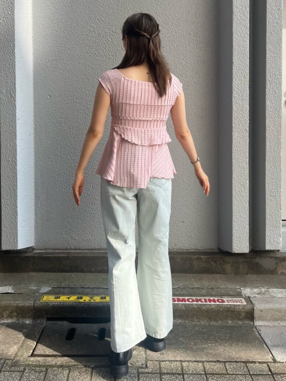 ブルー系のデニムパンツ、ピンク系のTシャツ/カットソーを着用したレディースの夏コーディネートの3枚目の写真