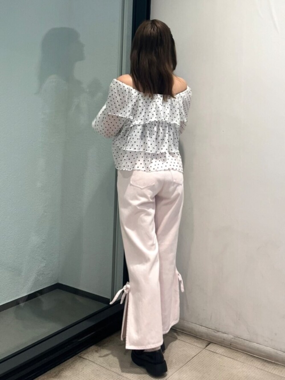 ピンク系のデニムパンツ、ホワイト系のシャツ/ブラウスを着用したレディースの夏コーディネートの3枚目の写真