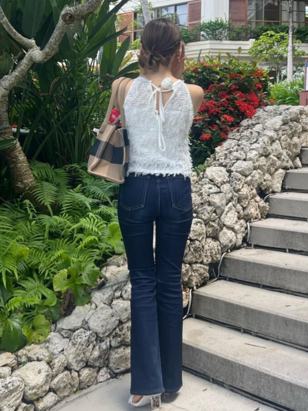 ホワイト系のシャツ/ブラウスを着用したレディースの夏コーディネートの3枚目の写真