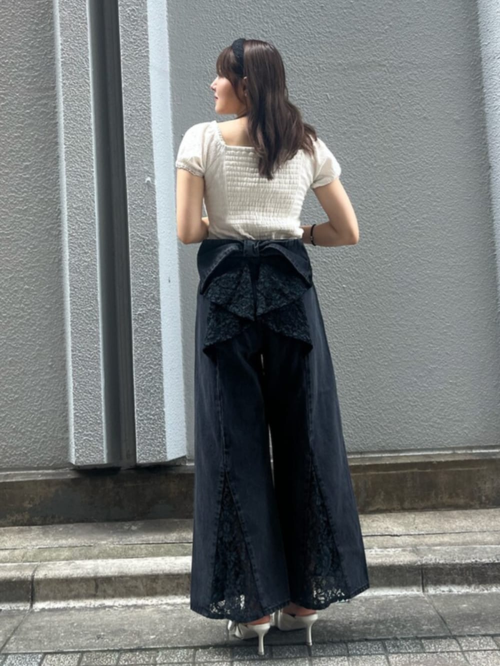 ホワイト系のサンダル、ホワイト系のシャツ/ブラウス、ブラック系のデニムパンツを着用したレディースの秋コーディネートの3枚目の写真