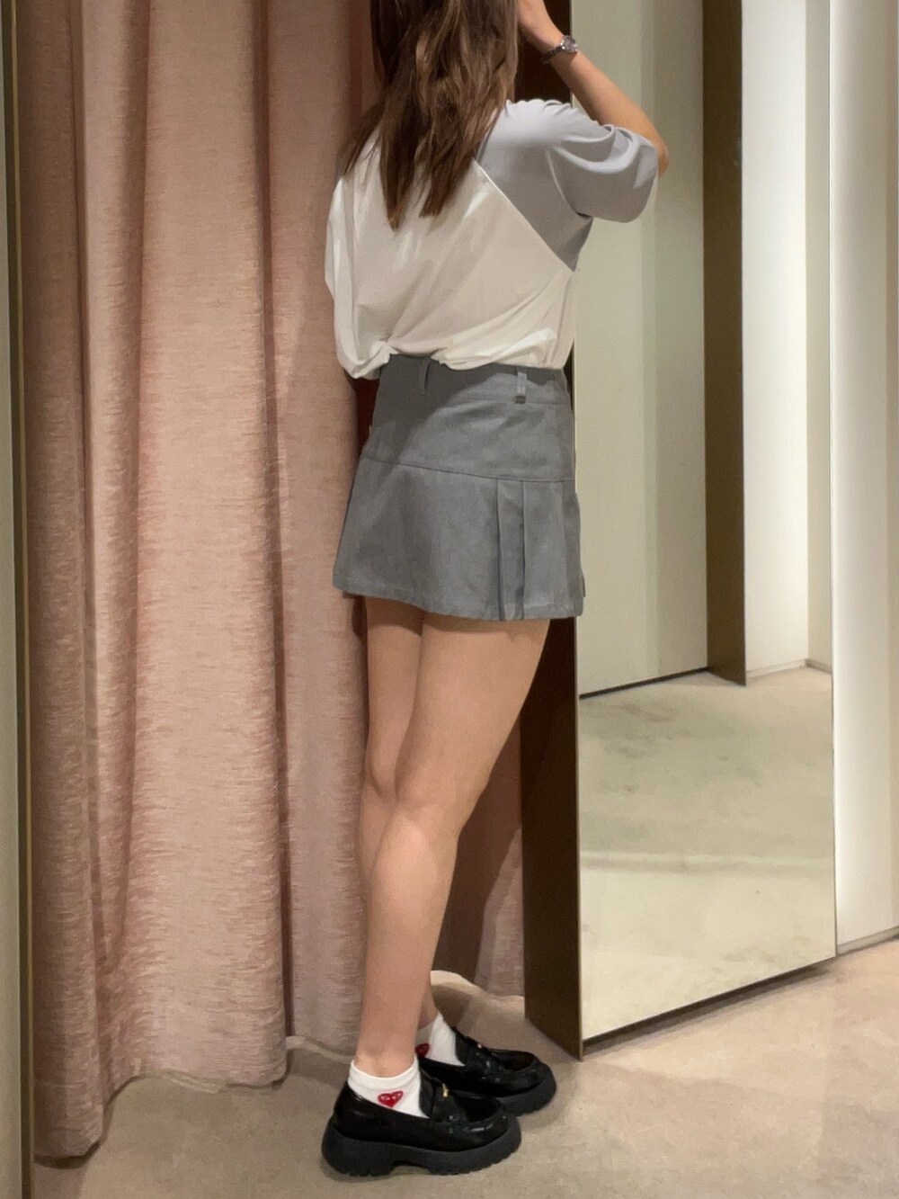 グレー系のTシャツ/カットソー、グレー系のスカートを着用したレディースの夏コーディネートの3枚目の写真