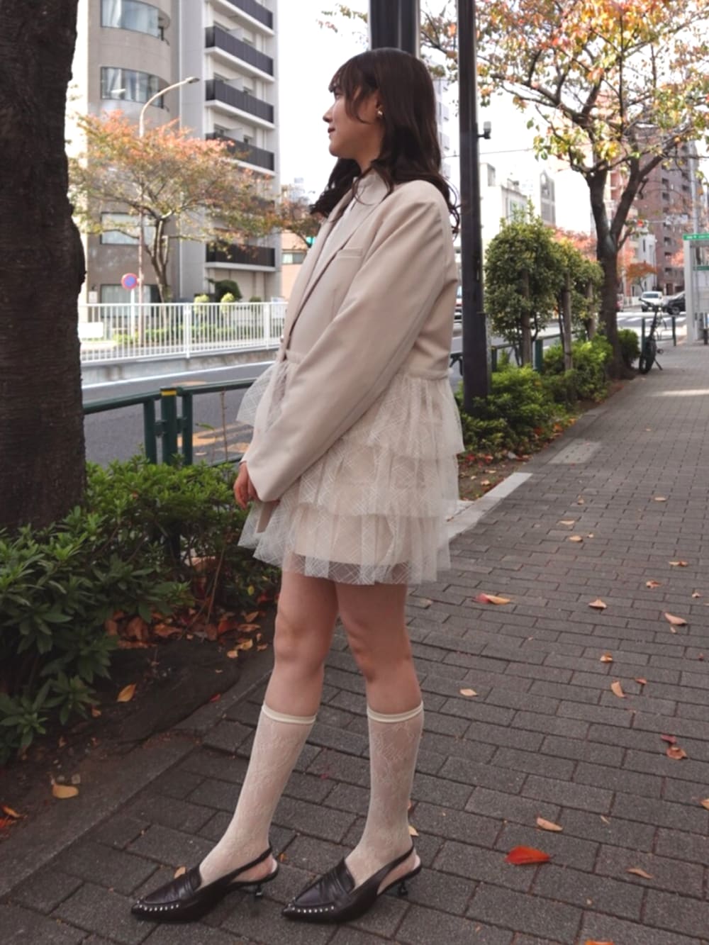 ブラック系のサンダル、ホワイト系のテーラードジャケット、ホワイト系のその他パンツを着用したレディースの冬コーディネートの2枚目の写真