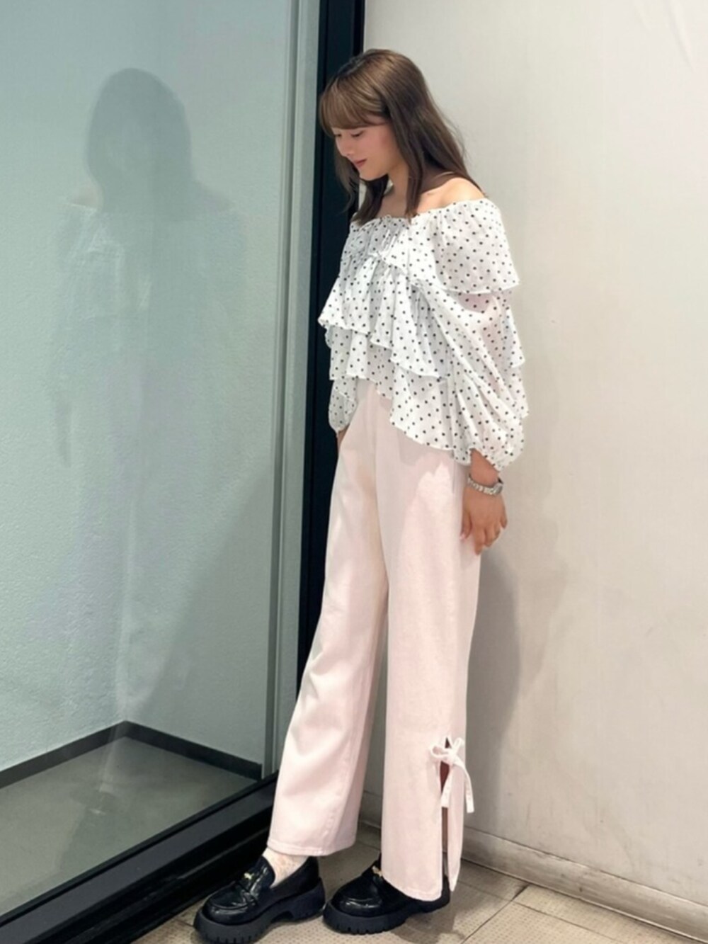 ピンク系のデニムパンツ、ホワイト系のシャツ/ブラウスを着用したレディースの夏コーディネートの2枚目の写真