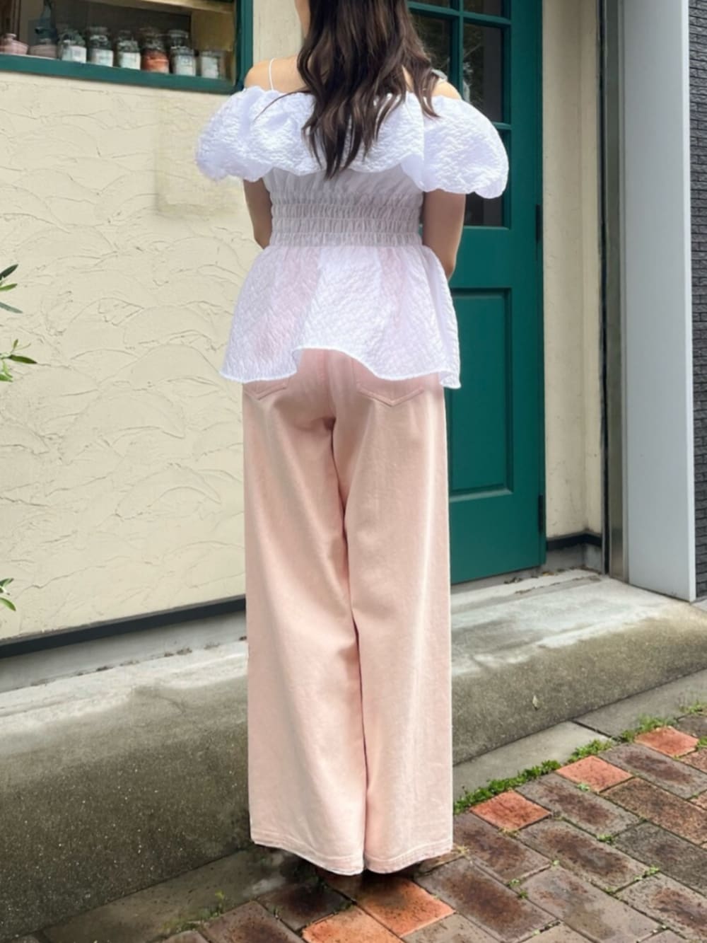 ブラック系のサンダル、ピンク系のデニムパンツ、ピンク系のシャツ/ブラウスを着用したレディースの夏コーディネートの3枚目の写真
