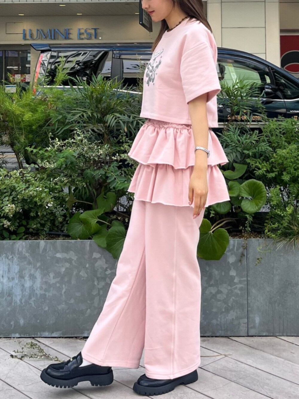 ピンク系のスウェット、ピンク系のスウェットパンツを着用したレディースの夏コーディネートの2枚目の写真