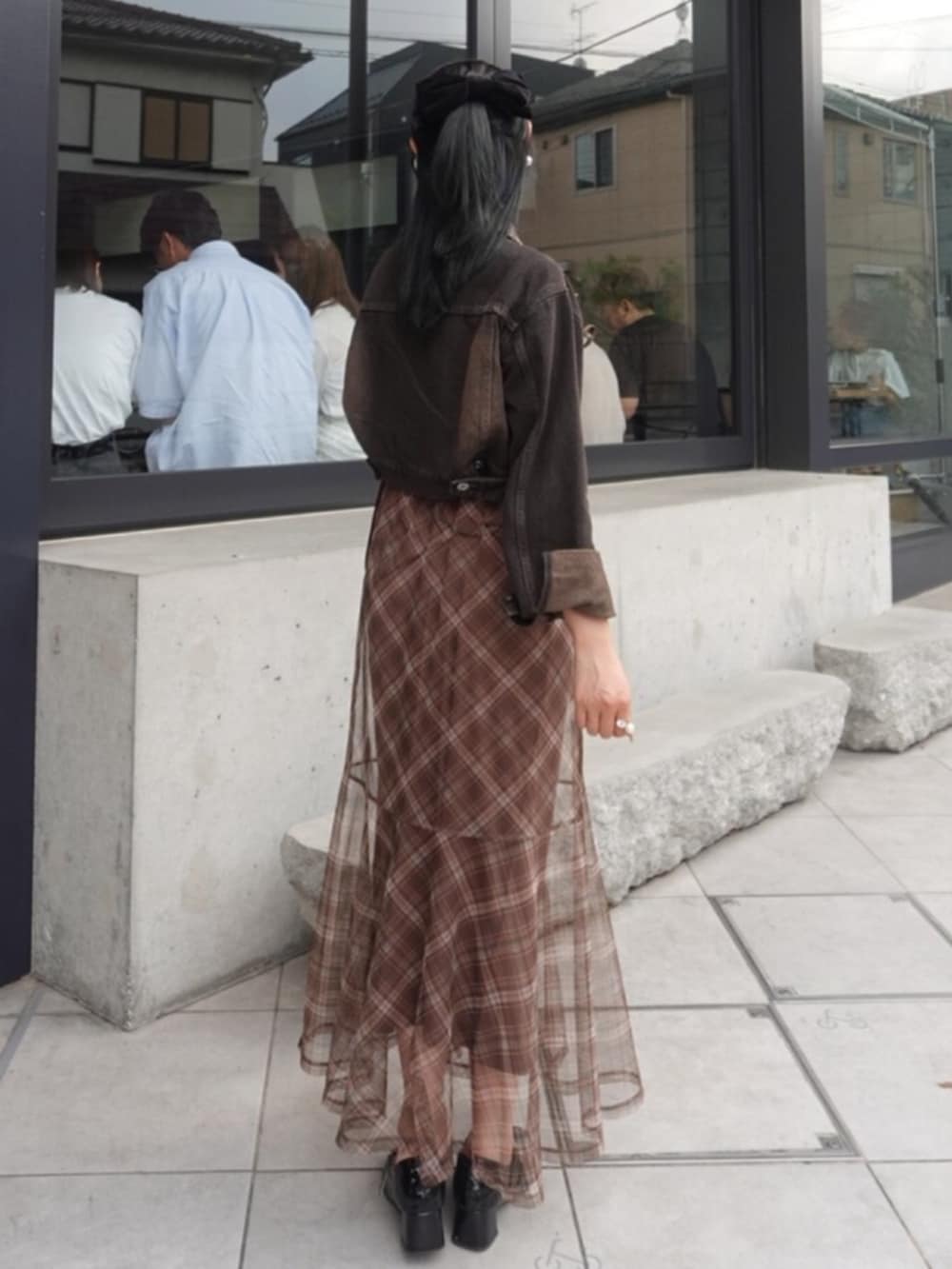 ブラック系のデニムジャケットを着用したレディースの秋コーディネートの3枚目の写真