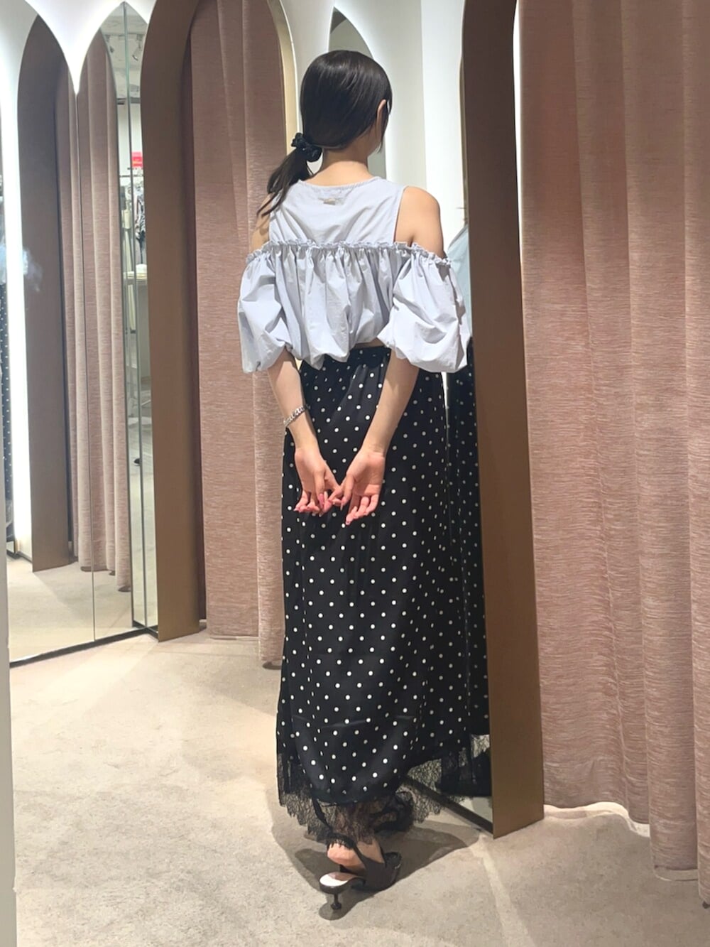 ブラウン系のサンダル、ブルー系のシャツ/ブラウス、ブラック系のスカートを着用したレディースの夏コーディネートの3枚目の写真