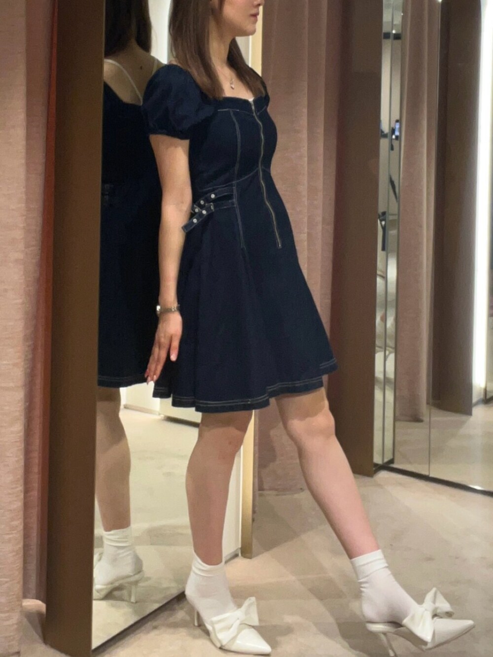 ホワイト系のサンダル、ブルー系のワンピースを着用したレディースの夏コーディネートの2枚目の写真