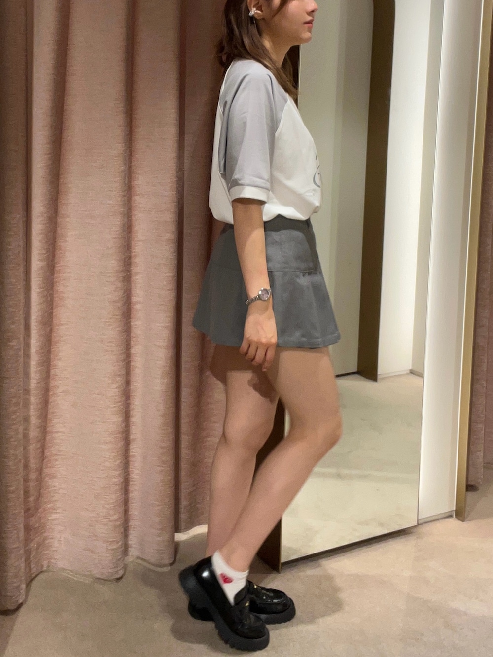 グレー系のTシャツ/カットソー、グレー系のスカートを着用したレディースの夏コーディネートの2枚目の写真