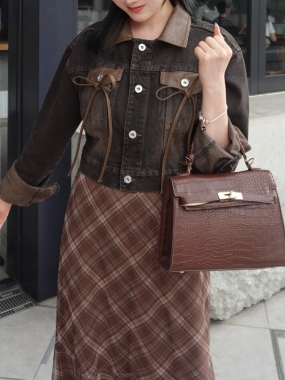 ブラック系のデニムジャケットを着用したレディースの秋コーディネートの4枚目の写真