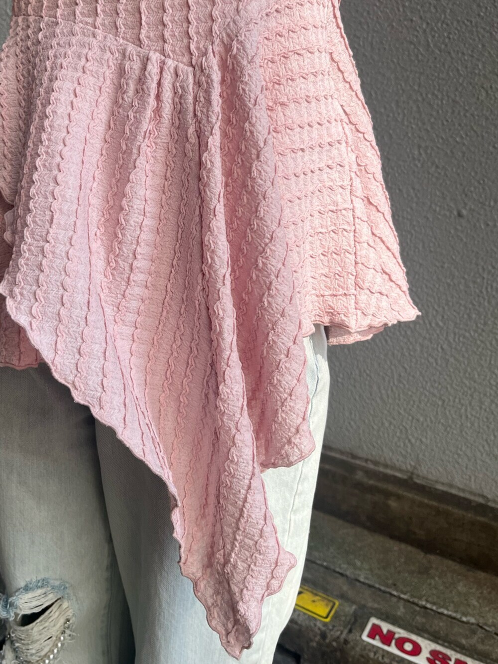 ブルー系のデニムパンツ、ピンク系のTシャツ/カットソーを着用したレディースの夏コーディネートの5枚目の写真