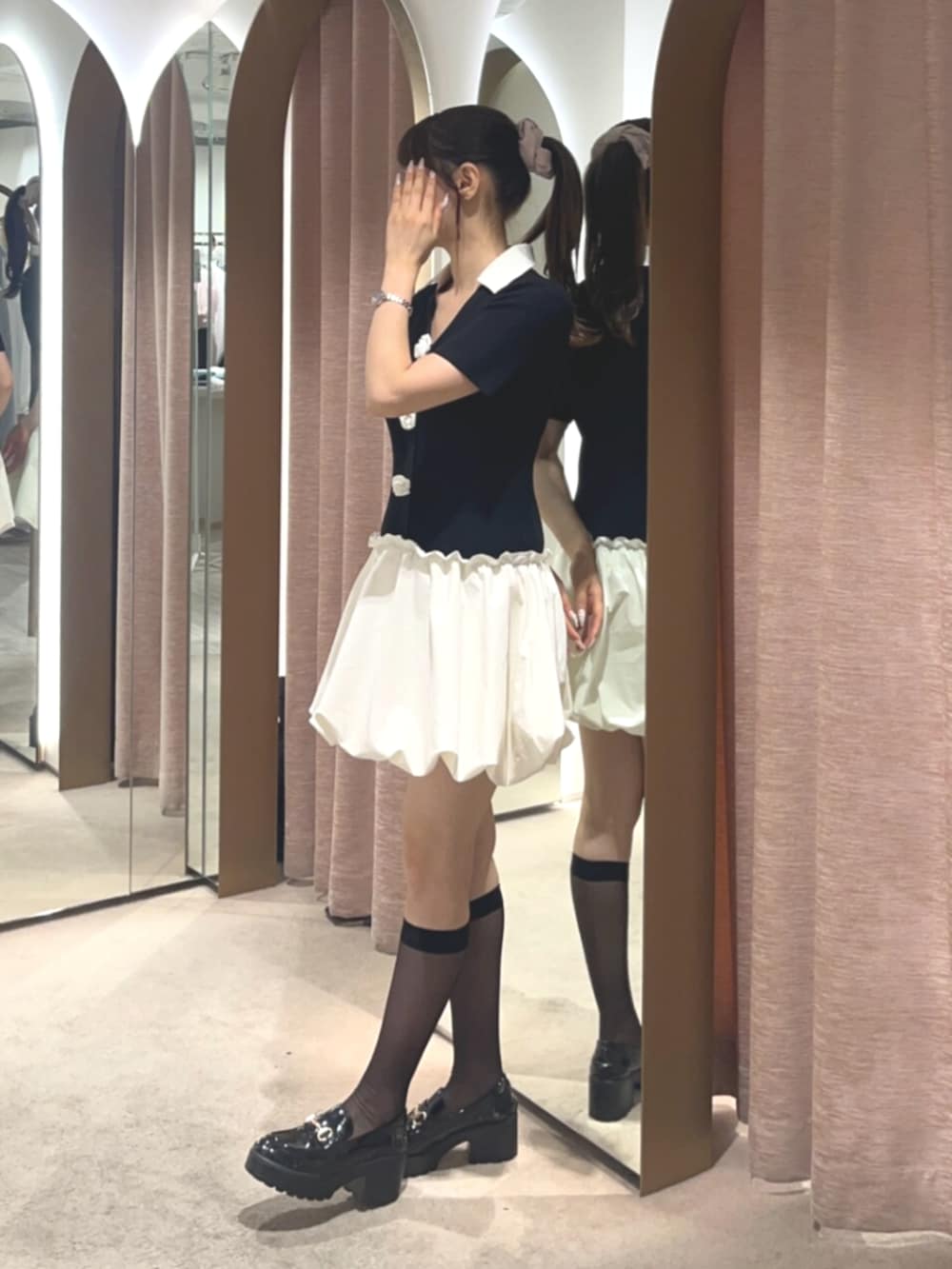ブラック系のワンピースを着用したレディースの夏コーディネートの2枚目の写真