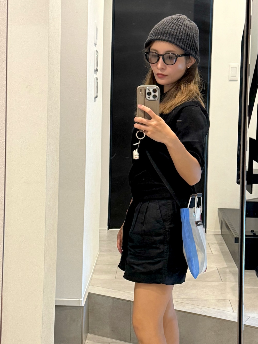 ブラック系のその他パンツ、ブラック系のポロシャツ、ブラック系のスニーカーを着用したレディースの春コーディネートの2枚目の写真