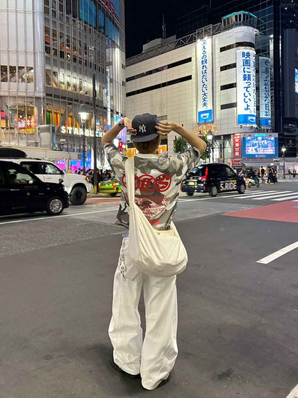 その他のTシャツ/カットソー、ホワイト系のデニムパンツ、ブラック系のブーツを着用したメンズの夏コーディネートの2枚目の写真