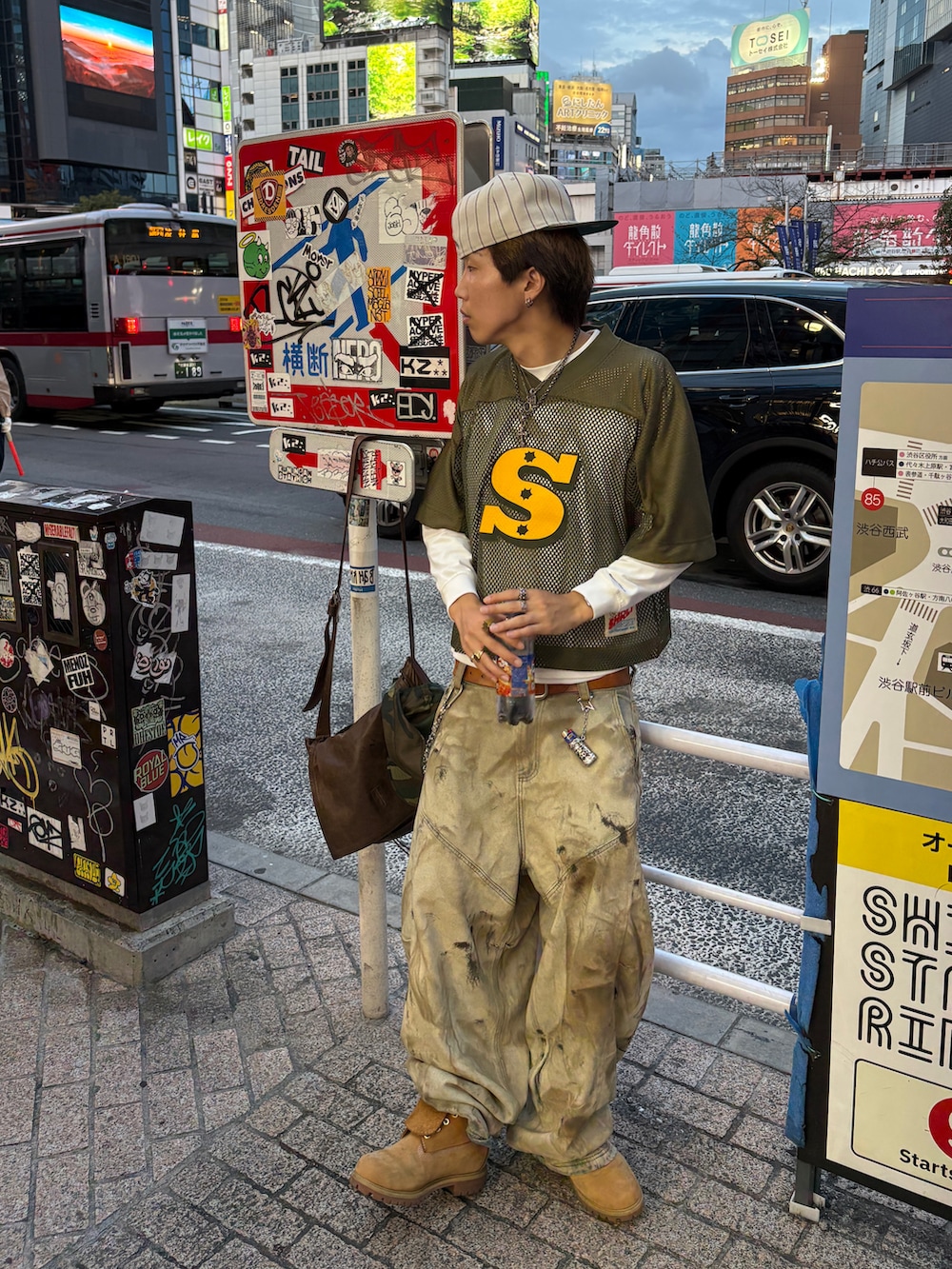 「秋服準備はじめました、メッシュ、キャップ、キャップ後ろかぶり、ストリート、ストリートコーデ、古着MIX、古着、レイヤードスタイル、レイヤード、Timberland、ロンT、メンズファッション、初秋コーデ、秋のコーデ」｜「THECAPのアイテム（キャップ、ホワイト系）」を使った、Syunyaさん（メンズ・179cm）の秋コーディネートの3枚目の写真